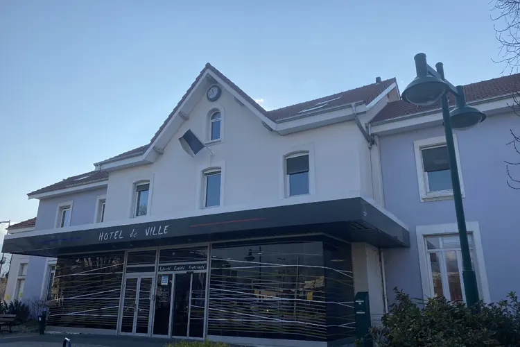 Hotel de Ville de Seyssinet où Prestige Transaction, agence immobilière à Seyssinet, est disponible